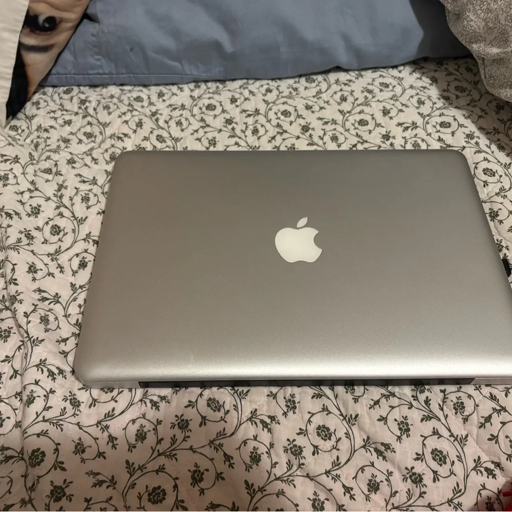 Apple MacBook Pro - Classic Silver Finish